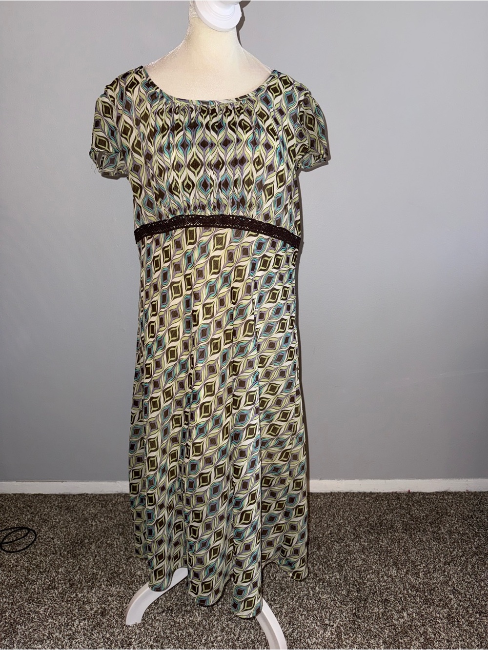 Dorby Geometric Print Short-Sleeve Midi Dress in Multi-Color